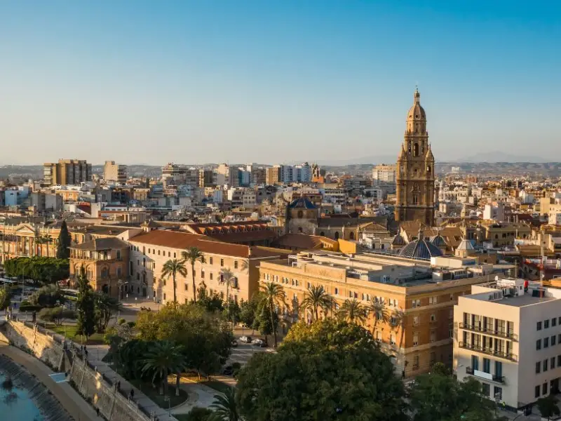 Normativa patinetes eléctricos en Murcia 2026 — casco no obligatorio en ciudad, 500€ por acera